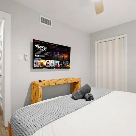 King Suite~10 Min To Dt/Ut - Free Parking
